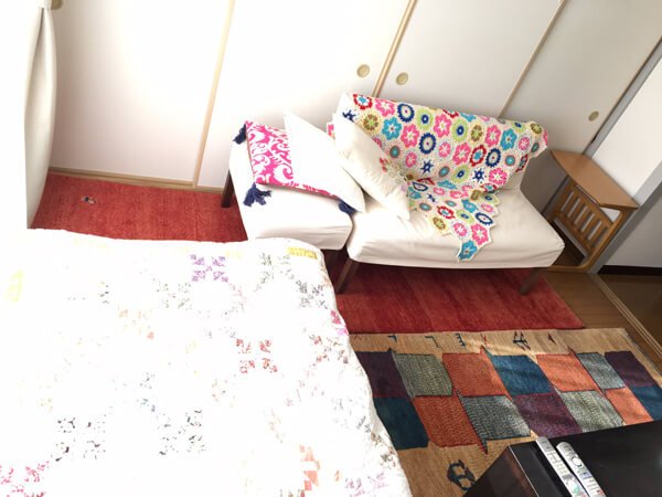 ソファーの下の赤ギャッベ 足元もあたたかくなりました。／2016-12-23 - ギャッベ（ギャベ）＆ペルシャ絨毯の店オリエンタルムーン【公式】