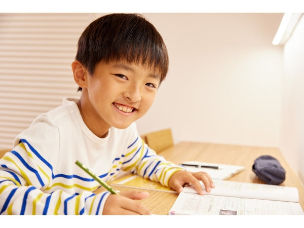 楽しそうに勉強する男の子