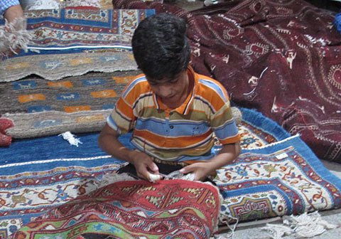 小さな絨毯職人 in イラン - ギャッベ（ギャベ）＆ペルシャ絨毯の店オリエンタルムーン【公式】