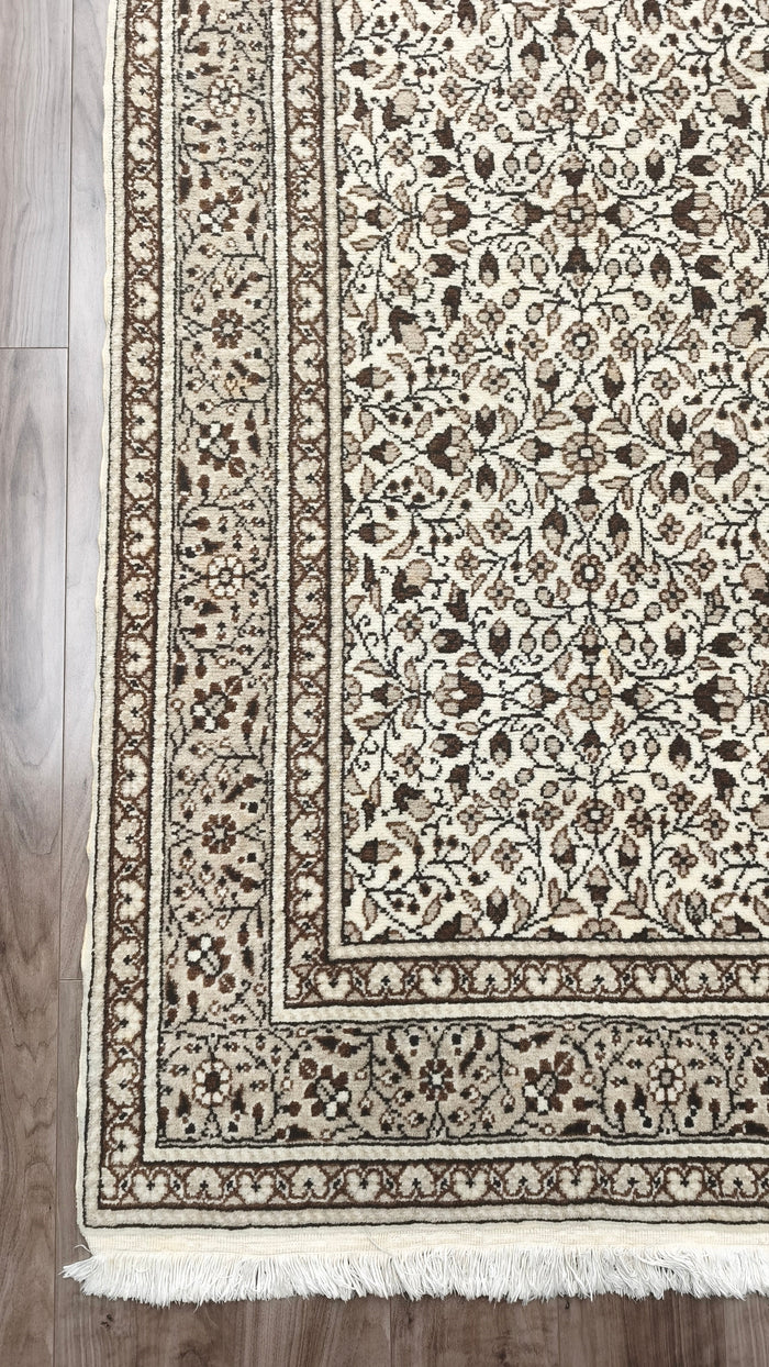 強力埃落としと丸洗いを終えた、白い花柄のトルコ・カイセリ製ウール絨毯