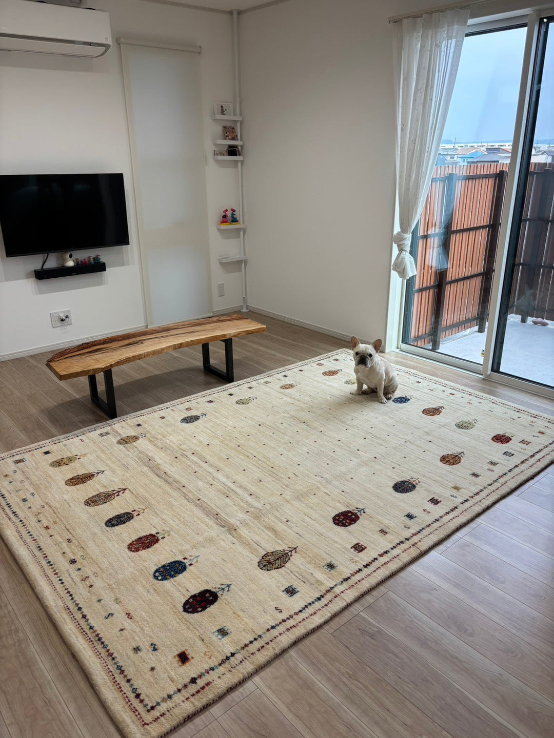 281×192cmの大判ギャッベを敷いた実例｜生成りのカシュクリ柔らかギャッベがナチュラルインテリアに完璧に馴染んだ神戸のお客様宅
