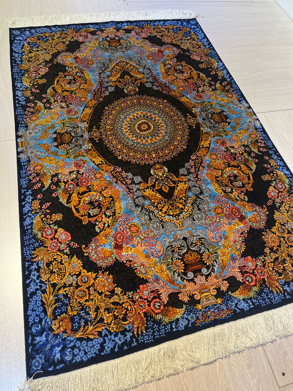 高級ペルシャ絨毯クム産シルク100％ カズミ工房 161×104cm（FN-10016