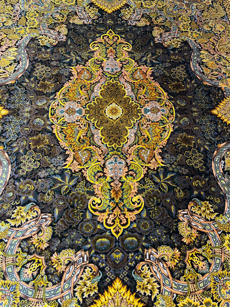 高級ペルシャ絨毯クム産シルク100％ カズミ工房 152×107cm（FN-10018