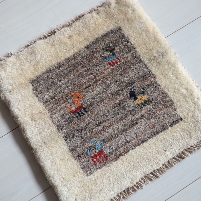 ペルシャ絨毯 ギャッベ a530手織り 未使用品 在庫一掃セール 115x82 草木染め手織りギャッベ 本場イラン仕入れのダイレクト通販 – ギャッベ