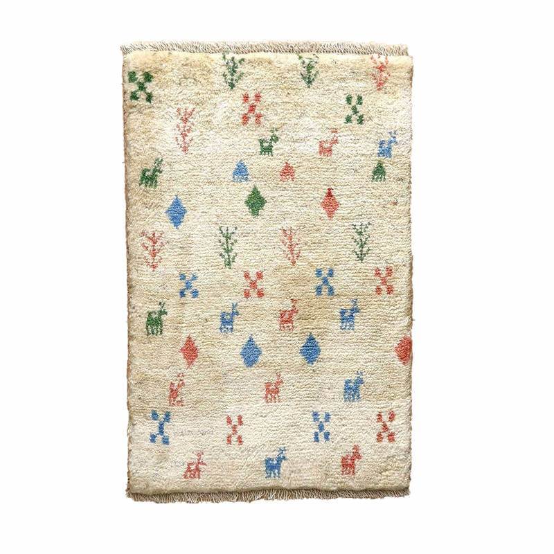 ギャッベ（ギャベ）イラン産草木染めの玄関マットサイズ使用イメージ写真