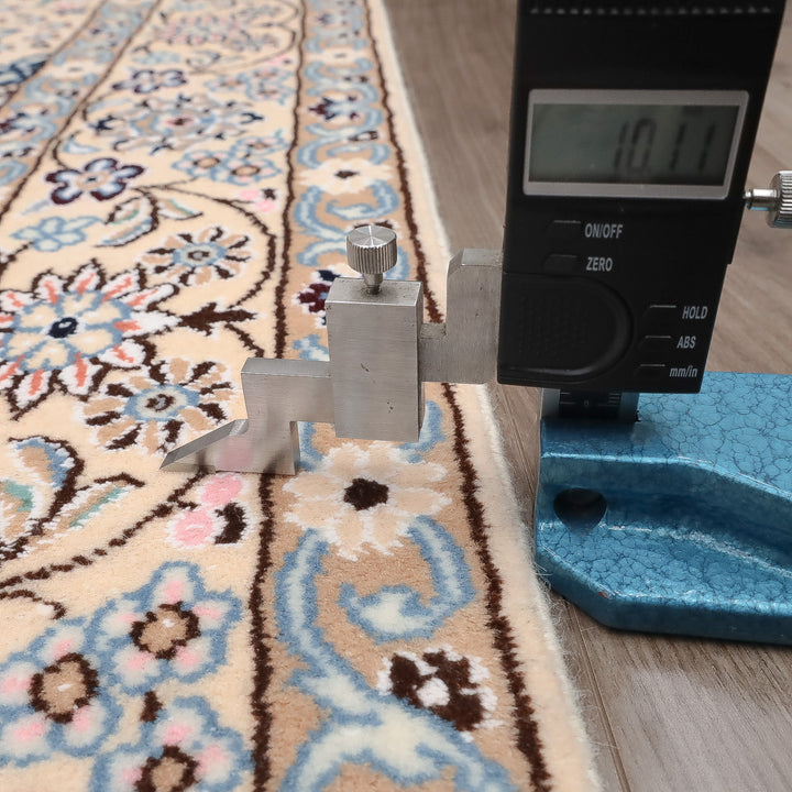 ペルシャ絨毯　ナイン産　9ラ（La）メダリオン柄　203×131cm（FL-13280）