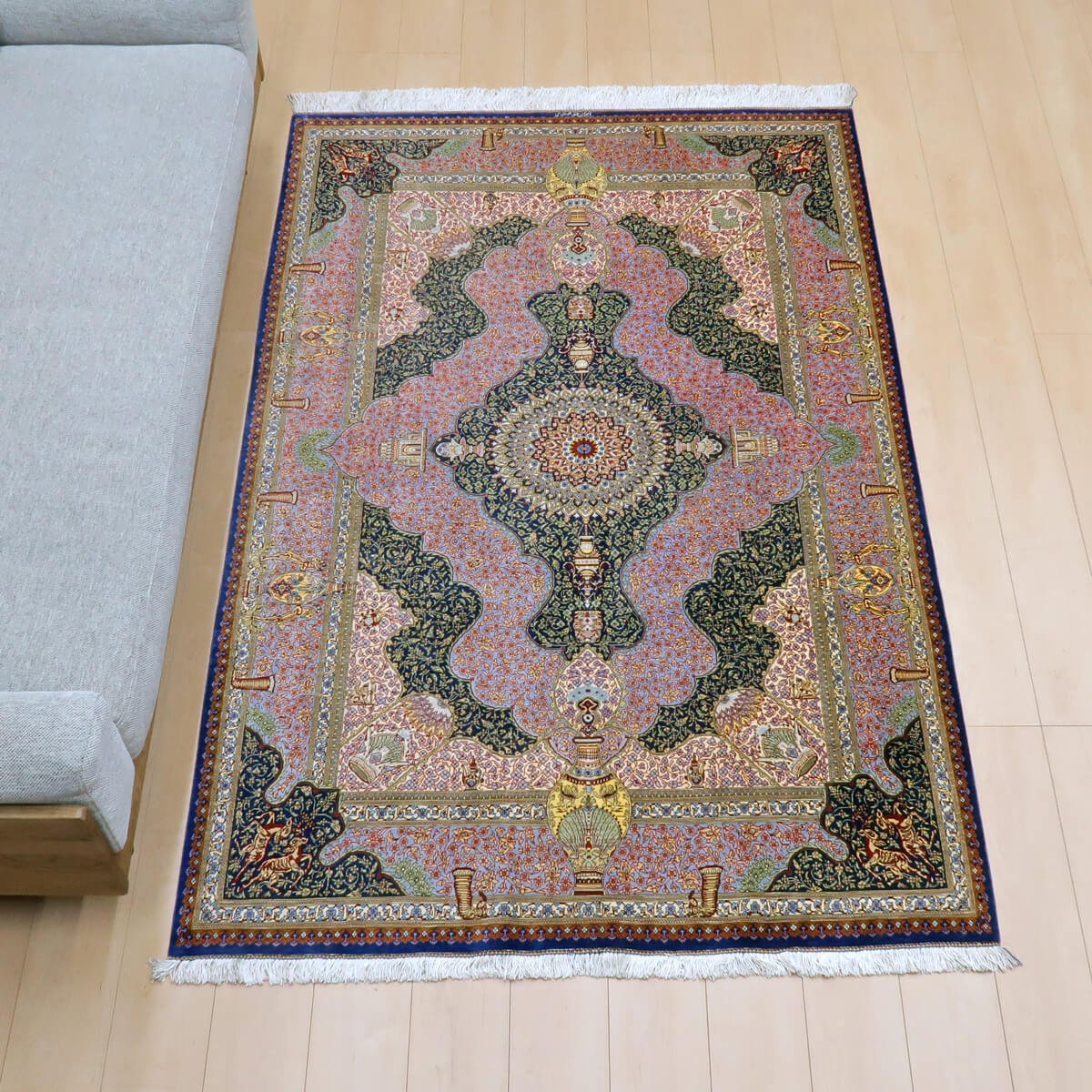 ペルシャ絨毯クム産100%シルク手織りサイズ:132cm×82cm ペルシャ絨毯 クム産 シルク100% アミーン工房 リビングスペース