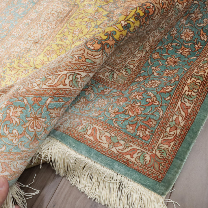 高級ペルシャ絨毯 クム産 シルク100％ BAKHT NIK工房｜トランジ・花唐草柄 イエロー×ターコイズ｜151×99cm（FN-13290）
