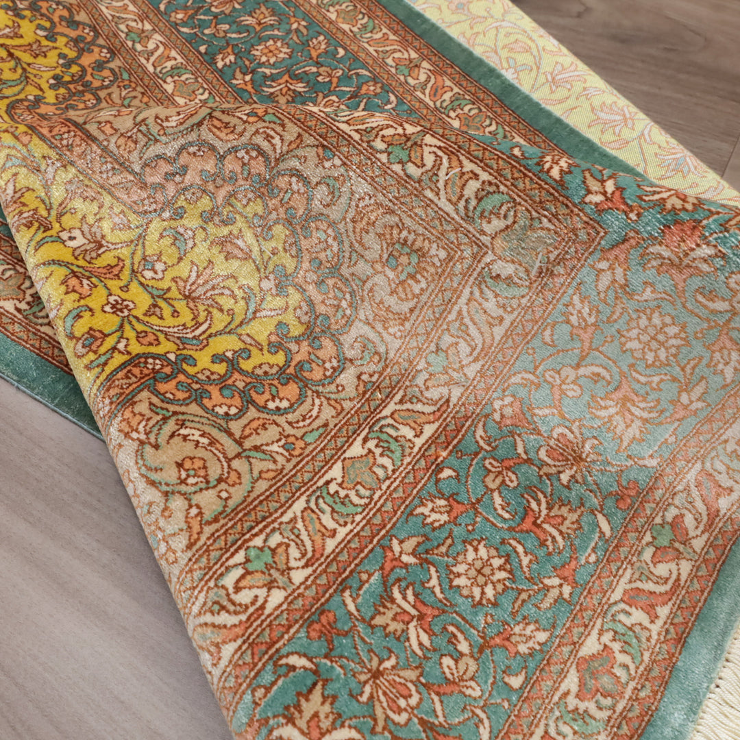 高級ペルシャ絨毯 クム産 シルク100％ BAKHT NIK工房｜トランジ・花唐草柄 イエロー×ターコイズ｜151×99cm（FN-13290）