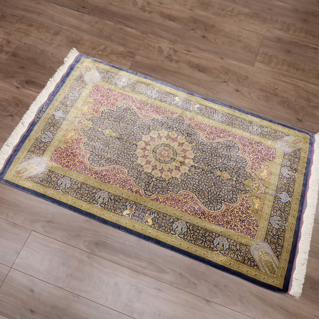 高級ペルシャ絨毯 クム産 シルク100％ SHIRAZI工房｜トランジ・獅子文様 ネイビー×ゴールド｜126×79cm（FS-13297）