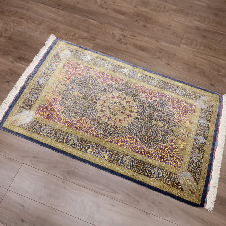 高級ペルシャ絨毯 クム産 シルク100％ SHIRAZI工房｜トランジ・獅子文様 ネイビー×ゴールド｜126×79cm（FS-13297）