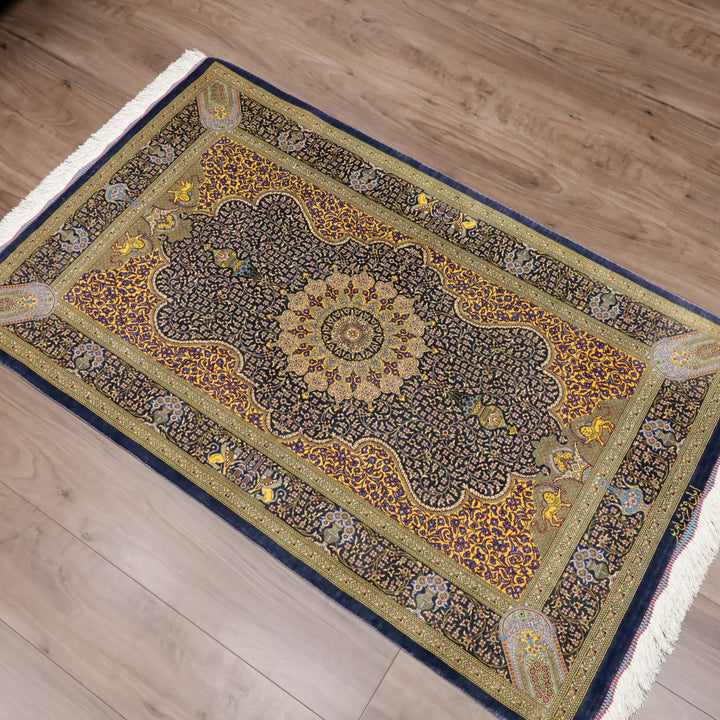 高級ペルシャ絨毯 クム産 シルク100％ SHIRAZI工房｜トランジ・獅子文様 ネイビー×ゴールド｜126×79cm（FS-13297）
