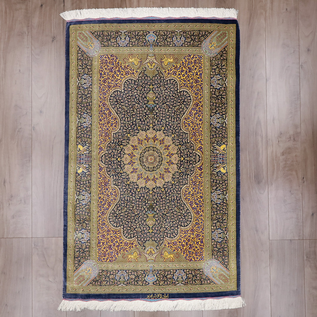 高級ペルシャ絨毯 クム産 シルク100％ SHIRAZI工房｜トランジ・獅子文様 ネイビー×ゴールド｜126×79cm（FS-13297）