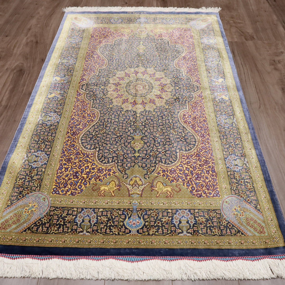 高級ペルシャ絨毯 クム産 シルク100％ SHIRAZI工房｜トランジ・獅子文様 ネイビー×ゴールド｜126×79cm（FS-13297）