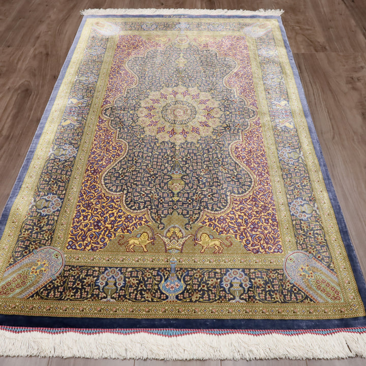 高級ペルシャ絨毯 クム産 シルク100％ SHIRAZI工房｜トランジ・獅子文様 ネイビー×ゴールド｜126×79cm（FS-13297）