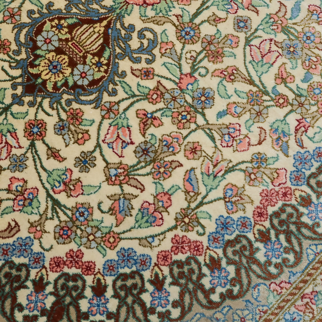 高級ペルシャ絨毯 クム産 シルク100％ AEIDI工房｜トランジ・花唐草柄 アイボリー×ブルーグレー｜125×78cm（FS-13298）