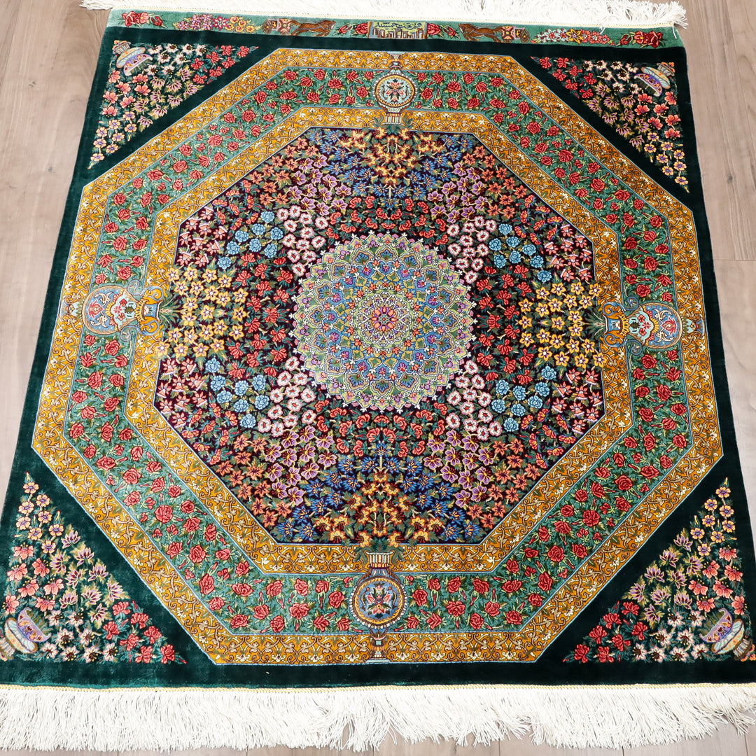 高級ペルシャ絨毯 クム産 シルク100％ TAKHTE JAMSHID工房｜八角形枠・花メダリオン柄 グリーン×マルチカラー｜105×99cm（FS-13299）