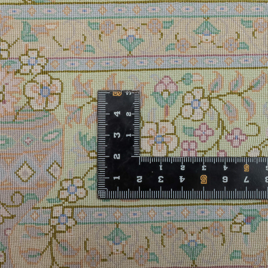 高級ペルシャ絨毯 クム産 シルク100％ ARSALANI工房｜花メダリオン柄 アイボリー×ピスタチオグリーン｜108×72cm（FS-13300）