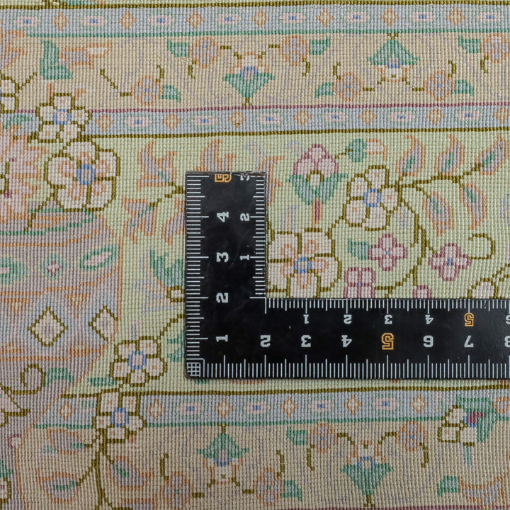 高級ペルシャ絨毯 クム産 シルク100％ ARSALANI工房｜花メダリオン柄 アイボリー×ピスタチオグリーン｜108×72cm（FS-13300）