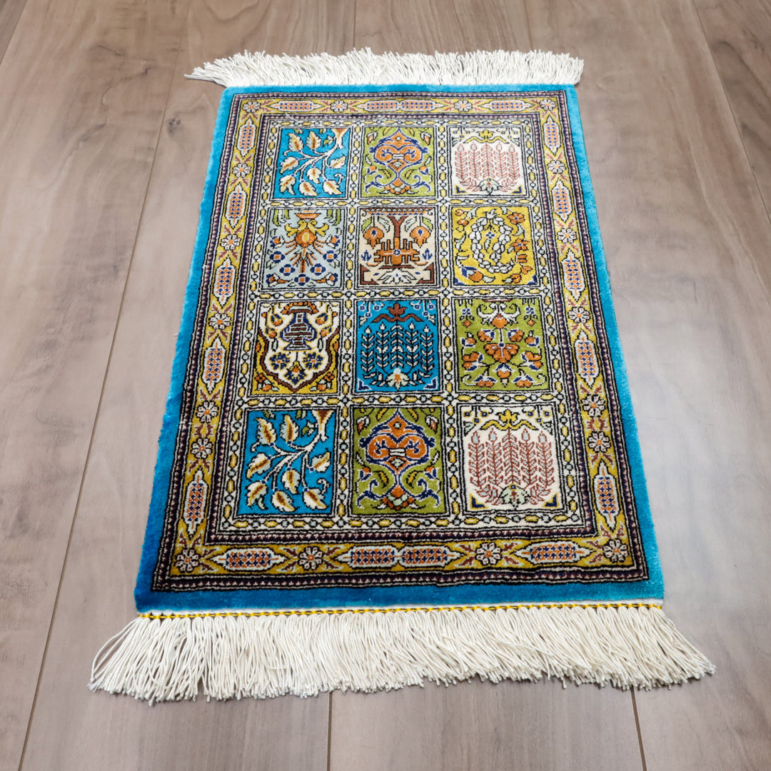 高級ペルシャ絨毯 クム産 シルク100％｜ケシュティ柄（12区画） ターコイズ×マルチカラー｜43×28cm（FS-13337）