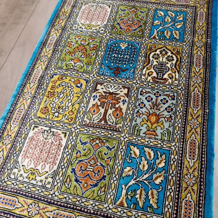 高級ペルシャ絨毯 クム産 シルク100％｜ケシュティ柄（12区画） ターコイズ×マルチカラー｜43×28cm（FS-13337）