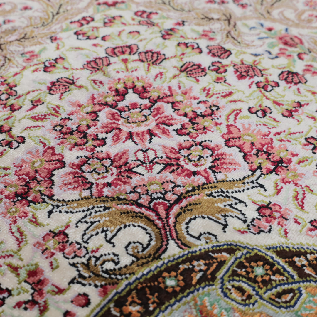 高級ペルシャ絨毯 クム産 シルク100％ MOHAMMADI工房｜生命の樹・花鳥柄 アイボリー×ピンク｜94×60cm（FS-13364）