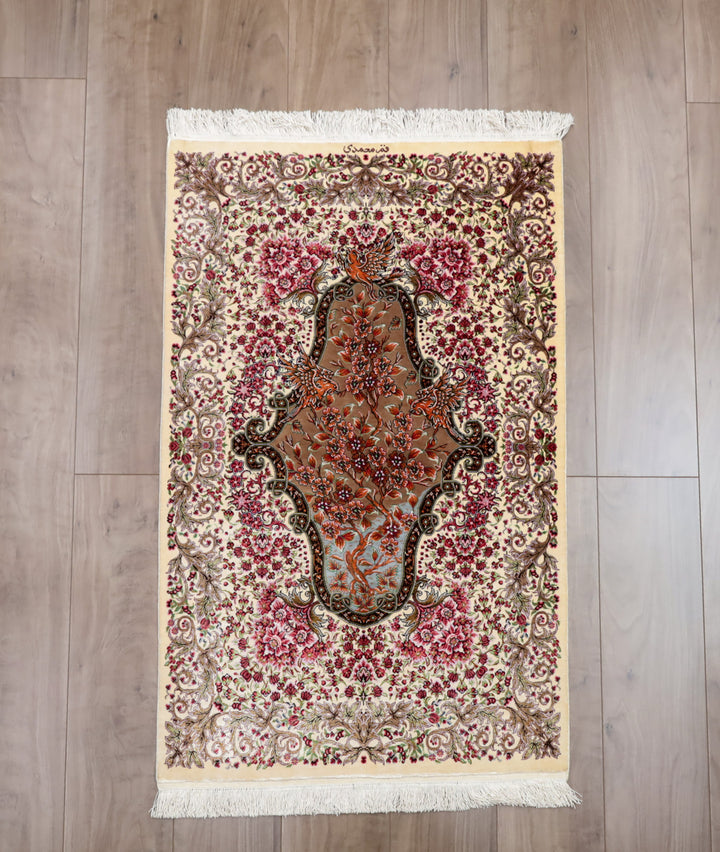 高級ペルシャ絨毯 クム産 シルク100％ MOHAMMADI工房｜生命の樹・花鳥柄 アイボリー×ピンク｜94×60cm（FS-13364）