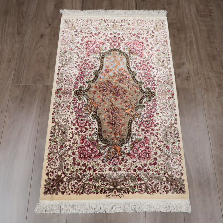 高級ペルシャ絨毯 クム産 シルク100％ MOHAMMADI工房｜生命の樹・花鳥柄 アイボリー×ピンク｜94×60cm（FS-13364）
