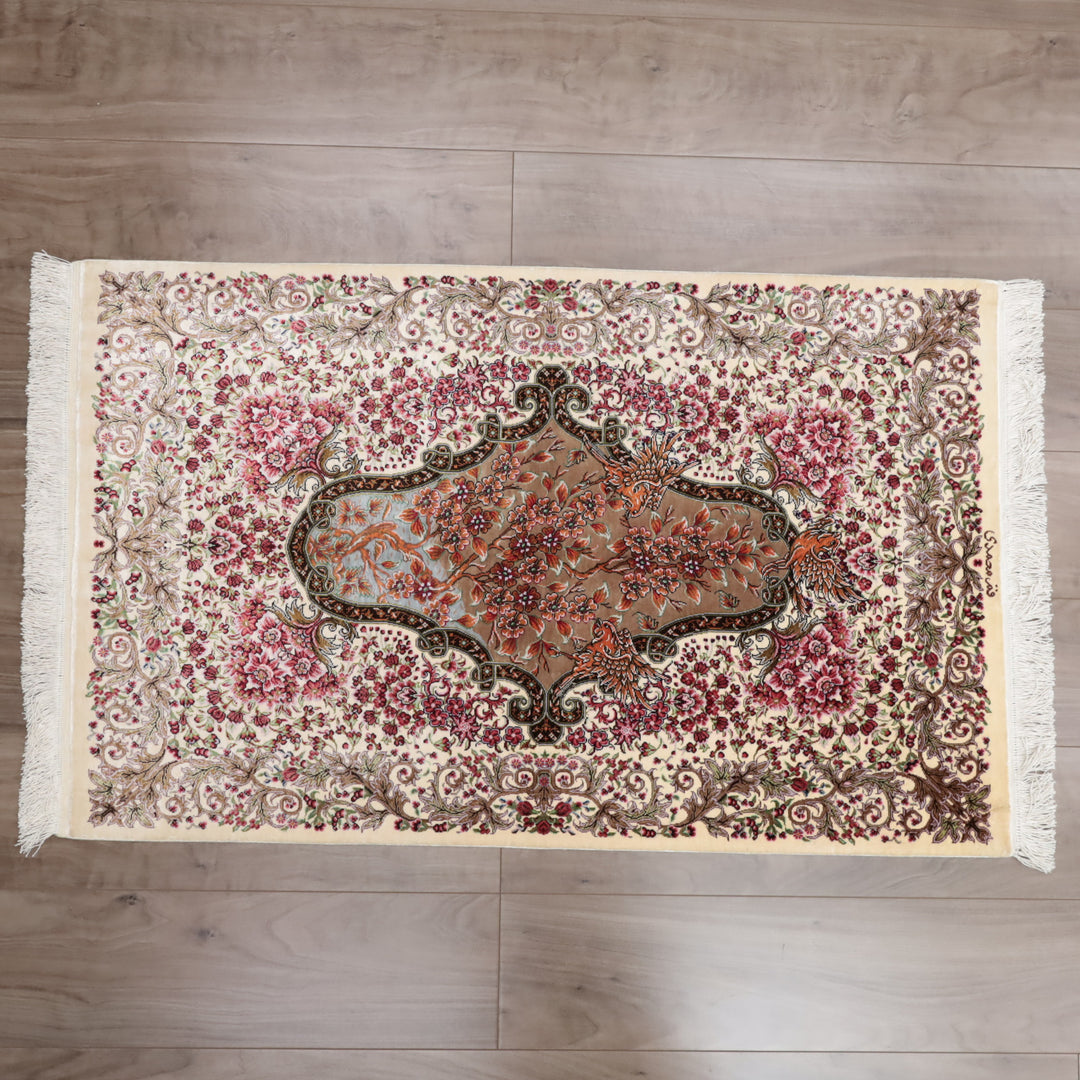 高級ペルシャ絨毯 クム産 シルク100％ MOHAMMADI工房｜生命の樹・花鳥柄 アイボリー×ピンク｜94×60cm（FS-13364）