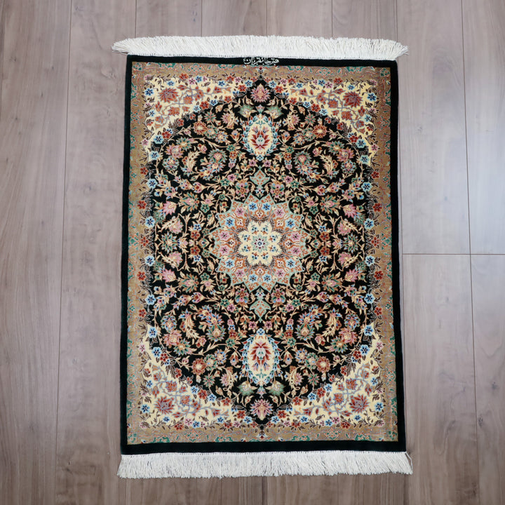 高級ペルシャ絨毯 クム産 シルク100％ JAN GHORBAN工房｜トランジ柄 ブラック×アイボリー｜88×61cm（FS-13365）