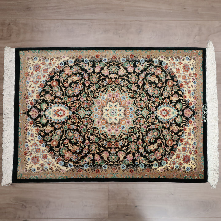 高級ペルシャ絨毯 クム産 シルク100％ JAN GHORBAN工房｜トランジ柄 ブラック×アイボリー｜88×61cm（FS-13365）