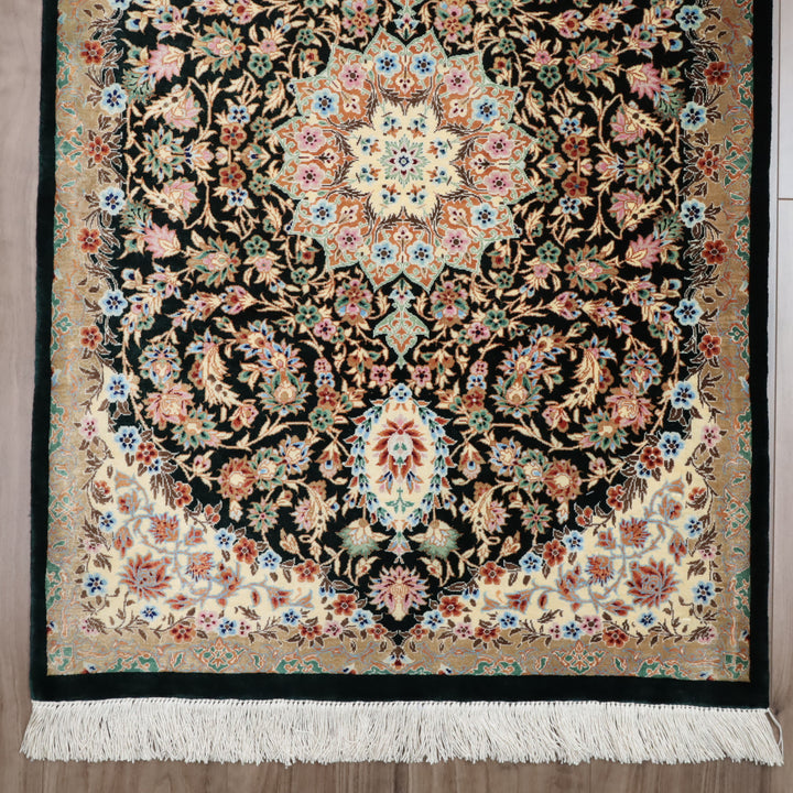 高級ペルシャ絨毯 クム産 シルク100％ JAN GHORBAN工房｜トランジ柄 ブラック×アイボリー｜88×61cm（FS-13365）