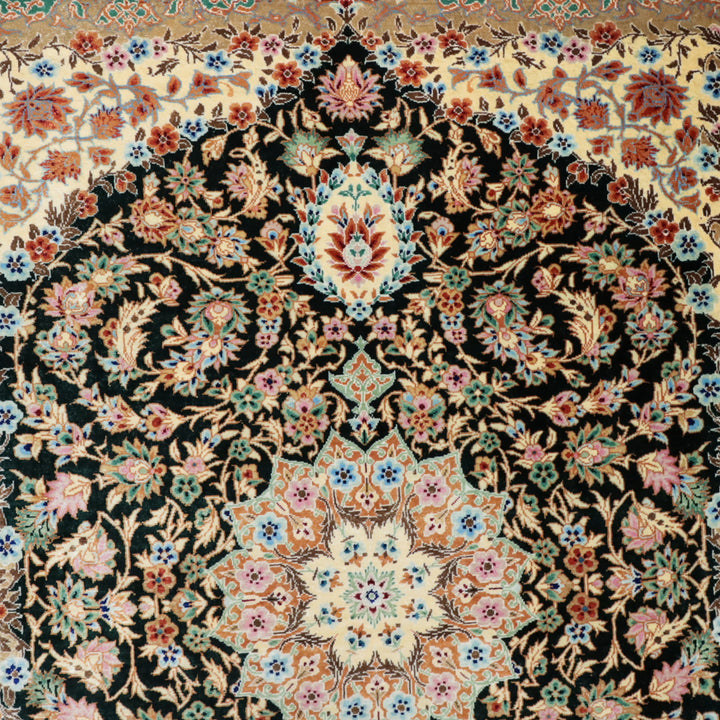 高級ペルシャ絨毯 クム産 シルク100％ JAN GHORBAN工房｜トランジ柄 ブラック×アイボリー｜88×61cm（FS-13365）