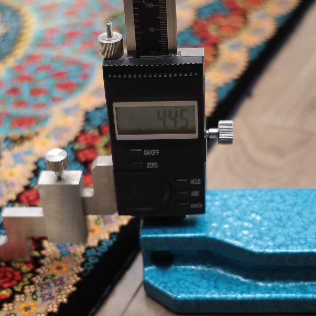 高級ペルシャ絨毯 クム産 シルク100％ KHAKI工房｜薔薇柄 ターコイズ×レッド｜80×60cm（FS-13367）