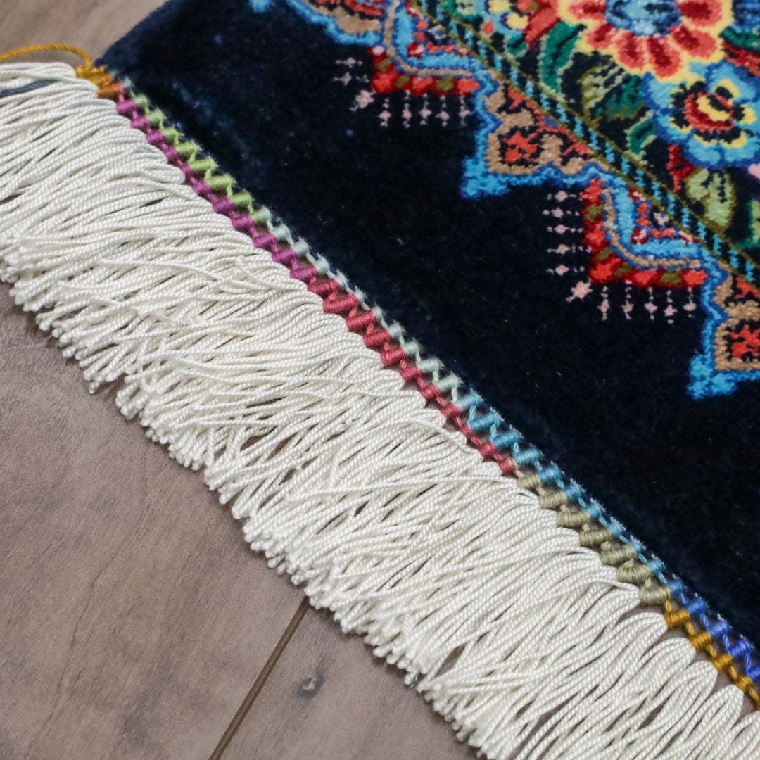 高級ペルシャ絨毯 クム産 シルク100％ SHAHRYAR工房｜花メダリオン柄 ネイビー×マルチカラー｜73×48cm（FS-13374）