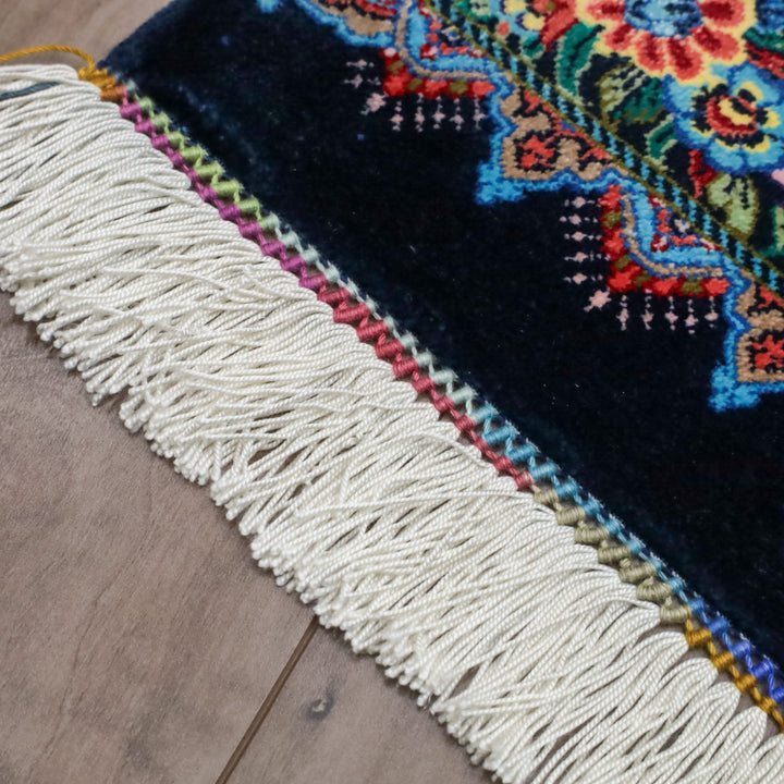 高級ペルシャ絨毯 クム産 シルク100％ SHAHRYAR工房｜花メダリオン柄 ネイビー×マルチカラー｜73×48cm（FS-13374）