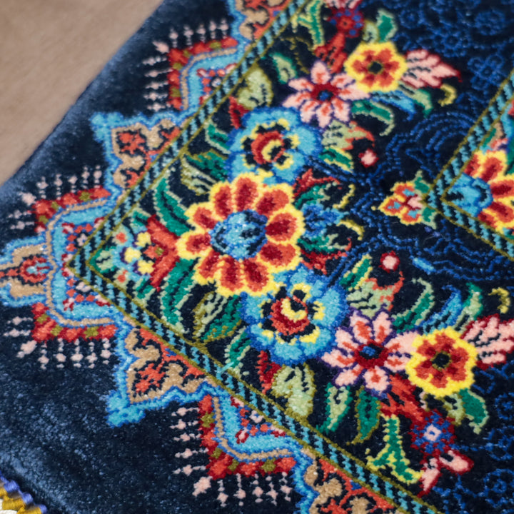 高級ペルシャ絨毯 クム産 シルク100％ SHAHRYAR工房｜花メダリオン柄 ネイビー×マルチカラー｜73×48cm（FS-13374）