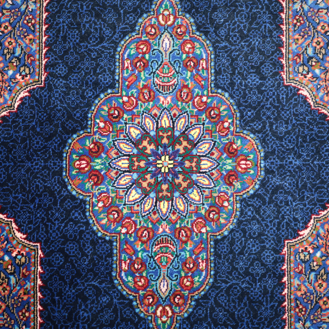 高級ペルシャ絨毯 クム産 シルク100％ SHAHRYAR工房｜花メダリオン柄 ネイビー×マルチカラー｜73×48cm（FS-13374）