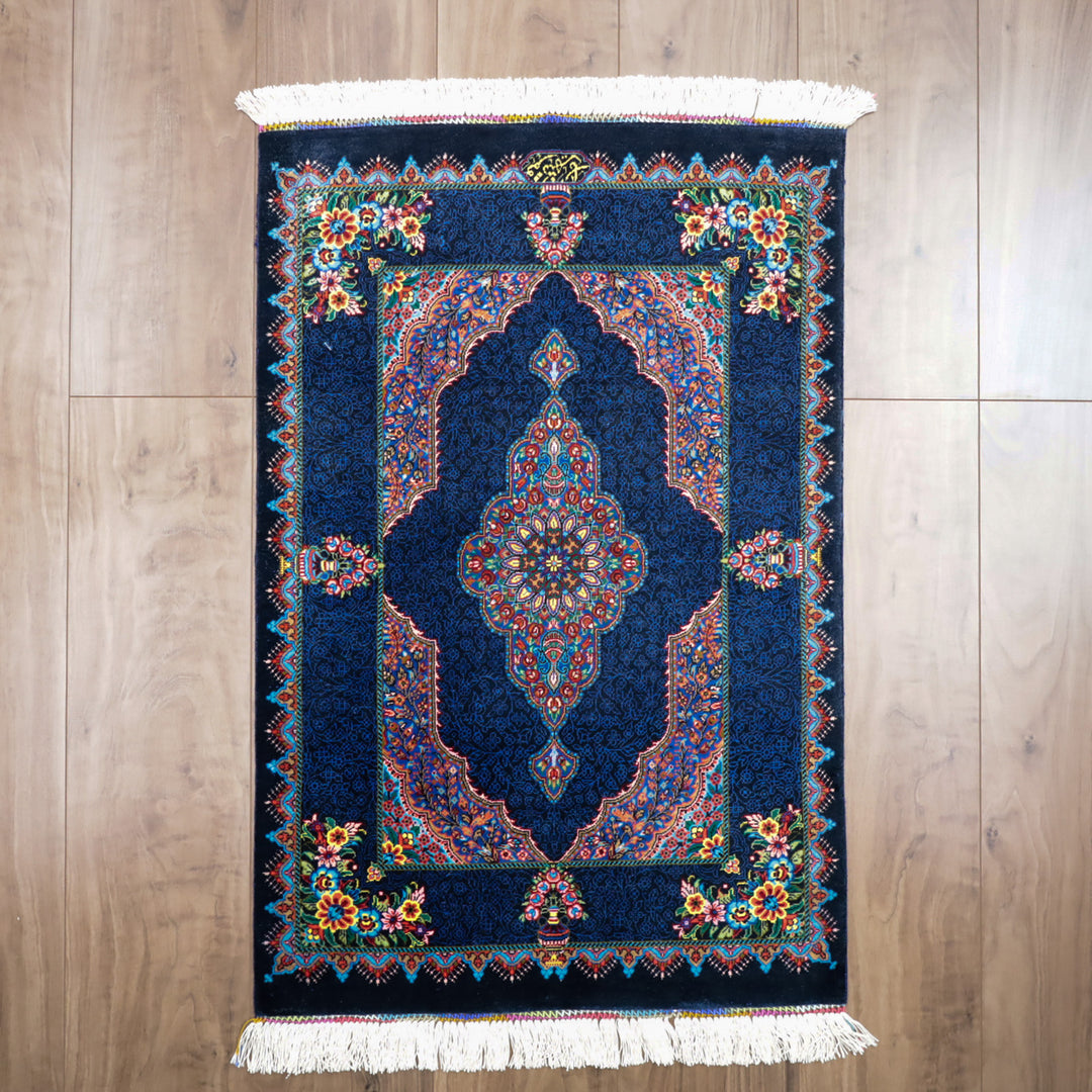 高級ペルシャ絨毯 クム産 シルク100％ SHAHRYAR工房｜花メダリオン柄 ネイビー×マルチカラー｜73×48cm（FS-13374）