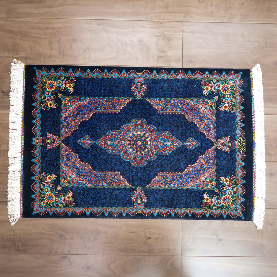 高級ペルシャ絨毯 クム産 シルク100％ SHAHRYAR工房｜花メダリオン柄 ネイビー×マルチカラー｜73×48cm（FS-13374）