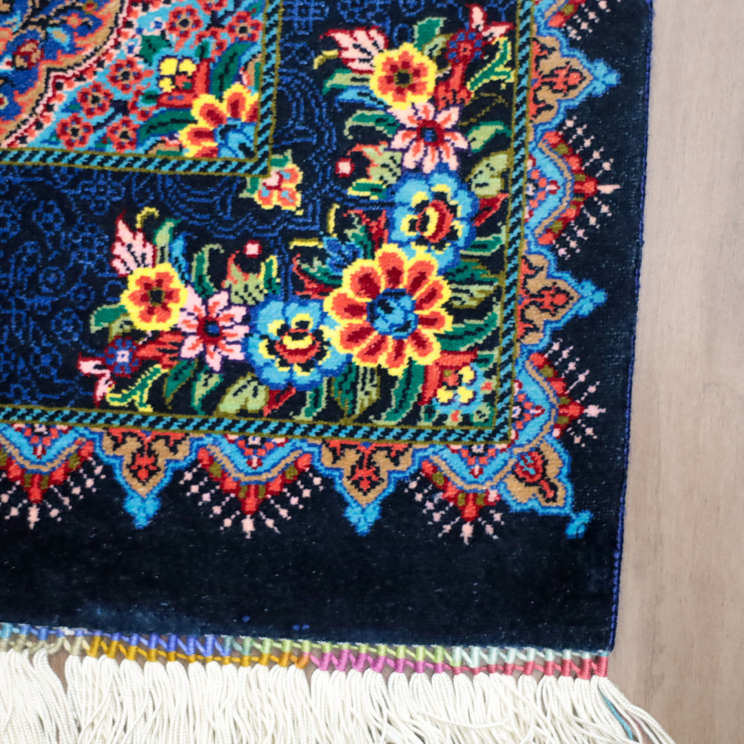 高級ペルシャ絨毯 クム産 シルク100％ SHAHRYAR工房｜花メダリオン柄 ネイビー×マルチカラー｜73×48cm（FS-13374）