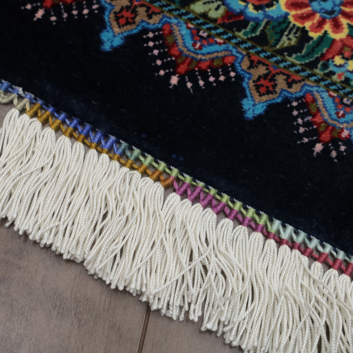 高級ペルシャ絨毯 クム産 シルク100％ SHAHRYAR工房｜花メダリオン柄 ネイビー×マルチカラー｜73×48cm（FS-13374）