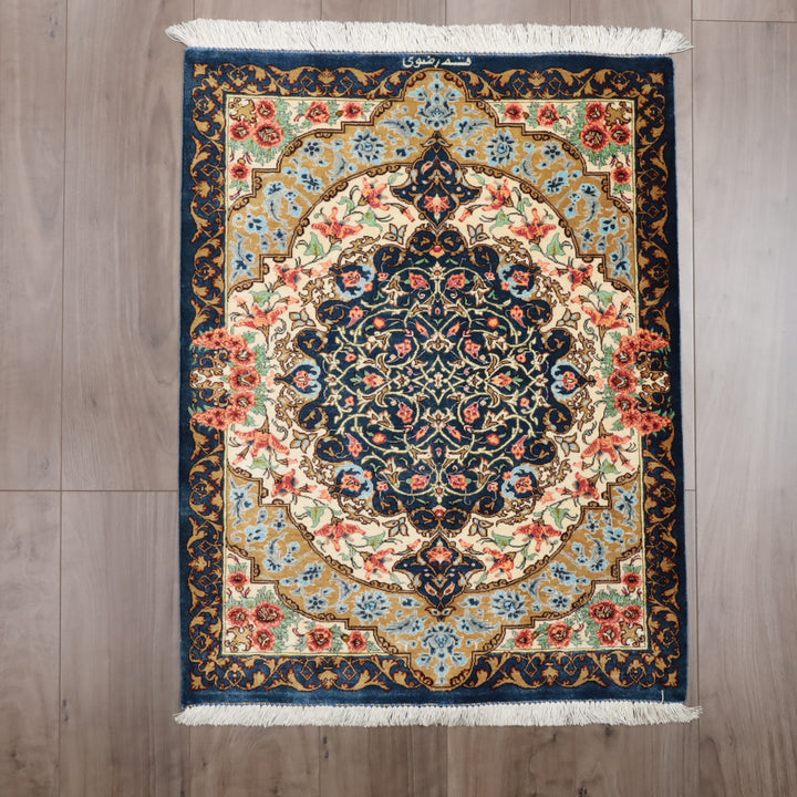 高級ペルシャ絨毯 クム産 シルク100％ RAZAVI工房｜花メダリオン柄 ネイビー×ゴールド｜78×61cm（FS-13377）