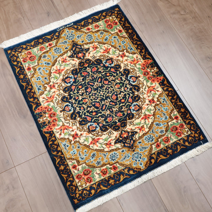 高級ペルシャ絨毯 クム産 シルク100％ RAZAVI工房｜花メダリオン柄 ネイビー×ゴールド｜78×61cm（FS-13377）