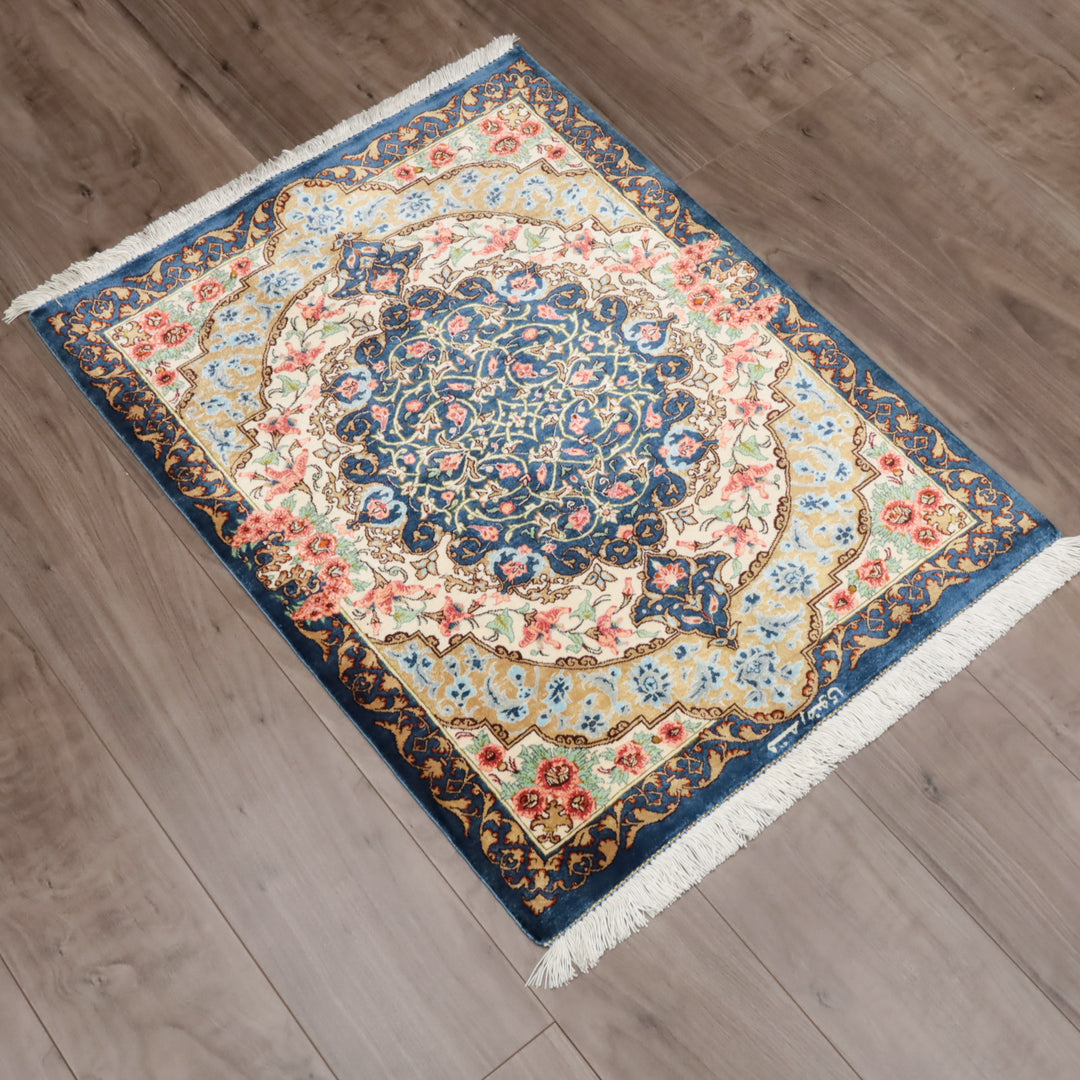 高級ペルシャ絨毯 クム産 シルク100％ RAZAVI工房｜花メダリオン柄 ネイビー×ゴールド｜78×61cm（FS-13377）