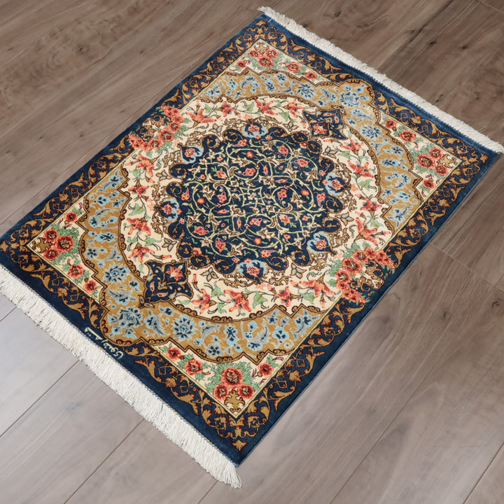 高級ペルシャ絨毯 クム産 シルク100％ RAZAVI工房｜花メダリオン柄 ネイビー×ゴールド｜78×61cm（FS-13377）