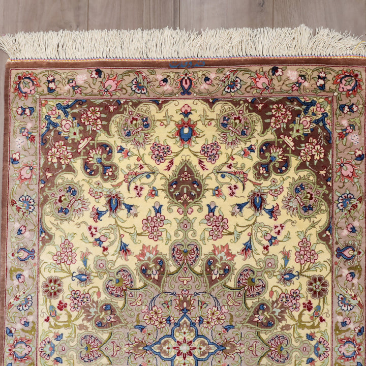高級ペルシャ絨毯 クム産 シルク100％ VAHDAT工房｜花メダリオン柄 クリームイエロー×モーヴ｜94×60cm（FS-13378）