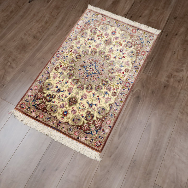 高級ペルシャ絨毯 クム産 シルク100％ VAHDAT工房｜花メダリオン柄 クリームイエロー×モーヴ｜94×60cm（FS-13378）