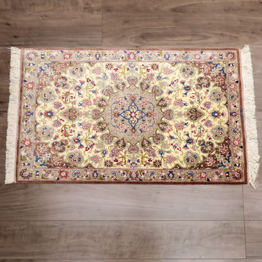 高級ペルシャ絨毯 クム産 シルク100％ VAHDAT工房｜花メダリオン柄 クリームイエロー×モーヴ｜94×60cm（FS-13378）