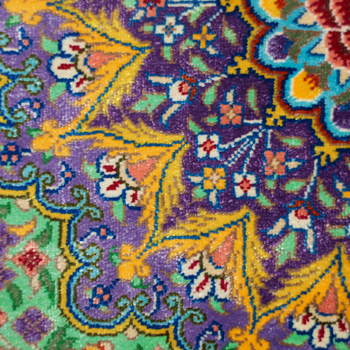 高級ペルシャ絨毯 クム産 シルク100％ BAGHERMANESH工房｜花メダリオン柄 グリーン×パープル｜92×61cm（FS-13379）